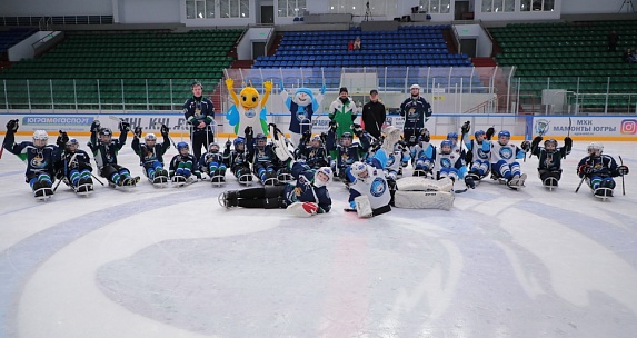 Завершилась первая товарищеская игра детских следж-хоккейных команд из Новосибирской области и Югры